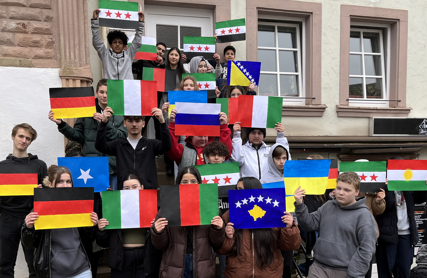 Wir tragen die Flaggen, doch check mal den Plan. Es geht nicht um Grenzen, es geht um Verstand. Rückt immer zusammen, die Message ist klar. Brücken aus Liebe, die Hoffnung wird wahr.