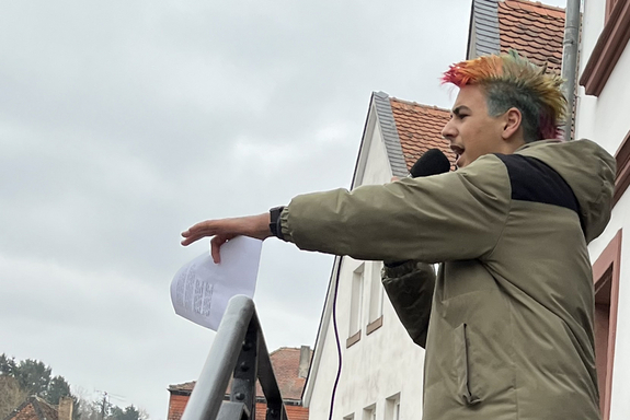 Fabian Sch. als Sänger während der Straßentheater-Perfomance