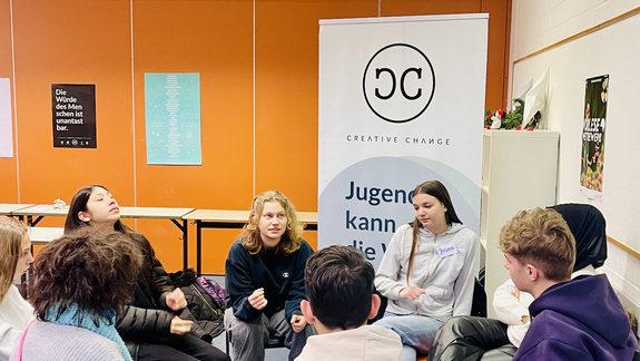 Schüler mit Referentin in einem Sitzkreis