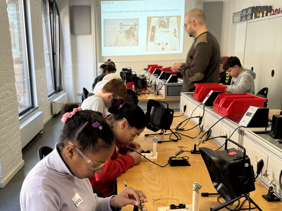 Schüler*innen arbeiten an einem Ventilator