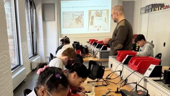 Schüler*innen arbeiten an einem Ventilator