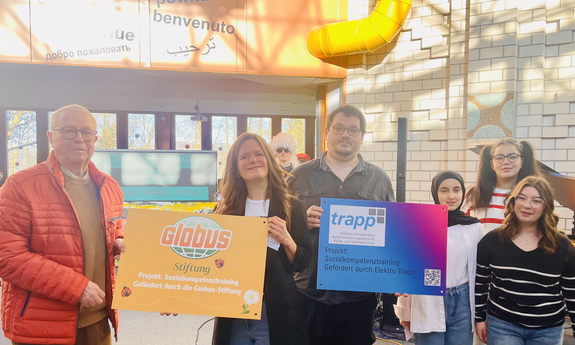 Globus und Firma Trapp übergeben einen Scheck für Sozialkompetenzprojekte